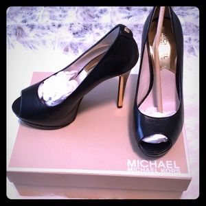 Michael Kors size 6M Josie Peep Black Leather